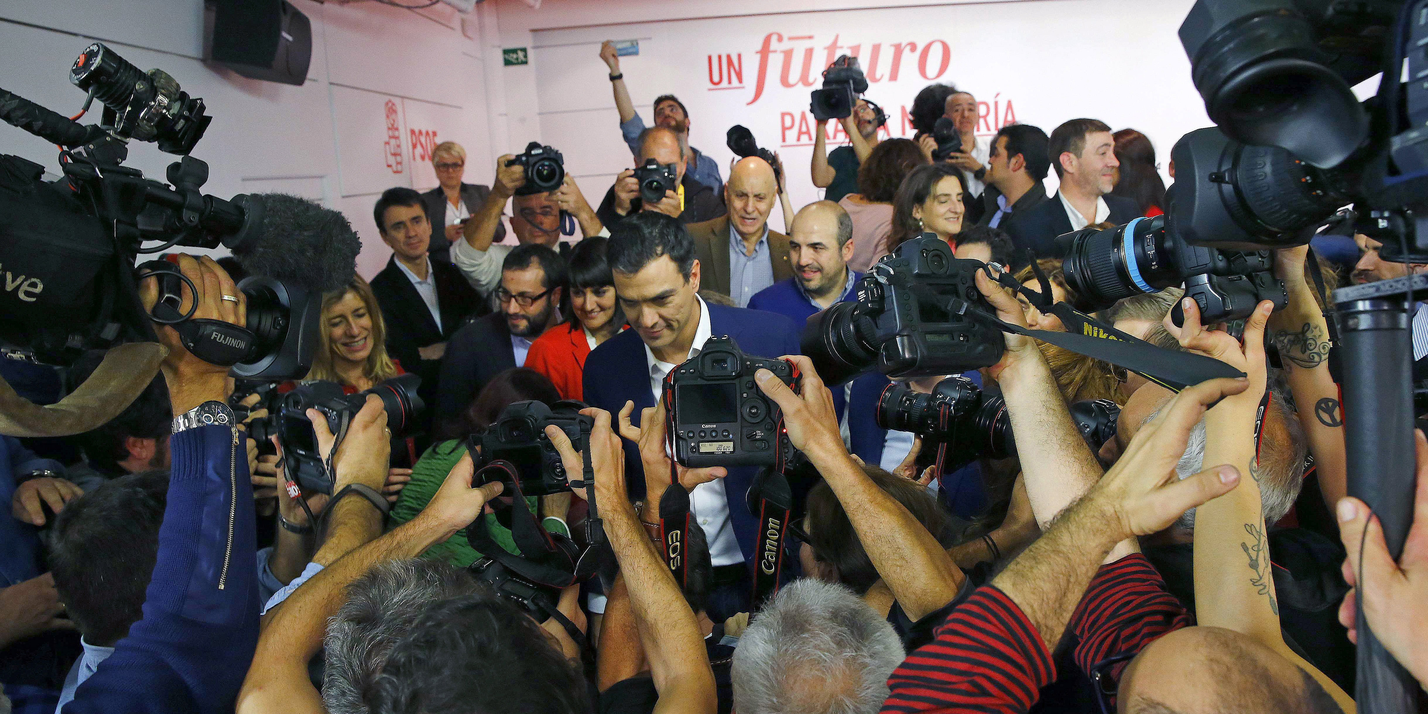 Sánchez celebra los resultados: "Han intentado hacer desaparecer al PSOE, pero no lo han conseguido"