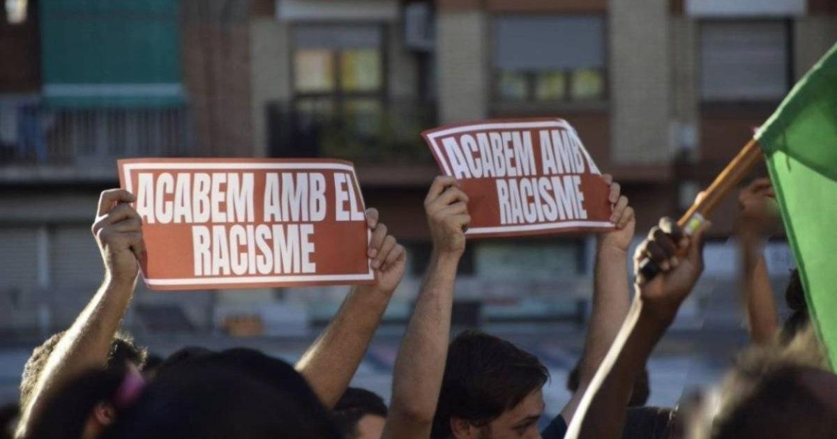 Cientos de antifascistas frustran una manifestación islamófoba de Vox en Lleida