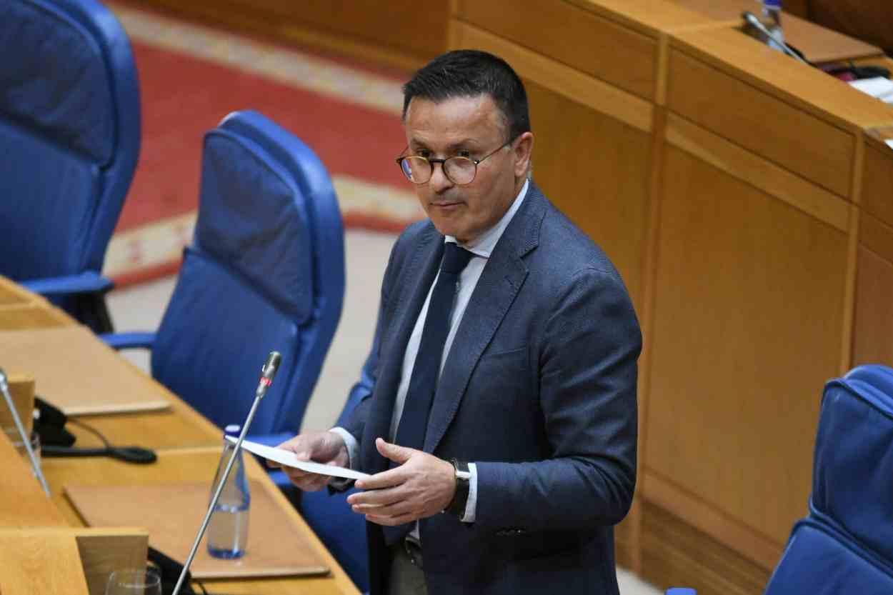Mientras José González, en la imagen en el Parlamento, dice que no tiene que ver con la bodega de su familia, el BNG pide su cese inmediato (Foto: Europa Press).