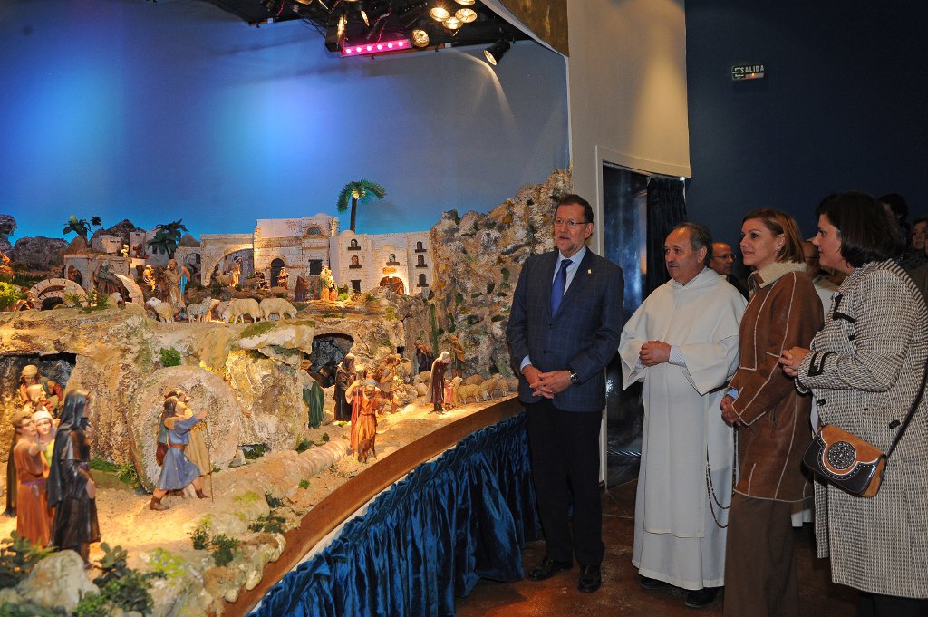 El presidente del Gobierno, Mariano Rajoy, visitando un belén.