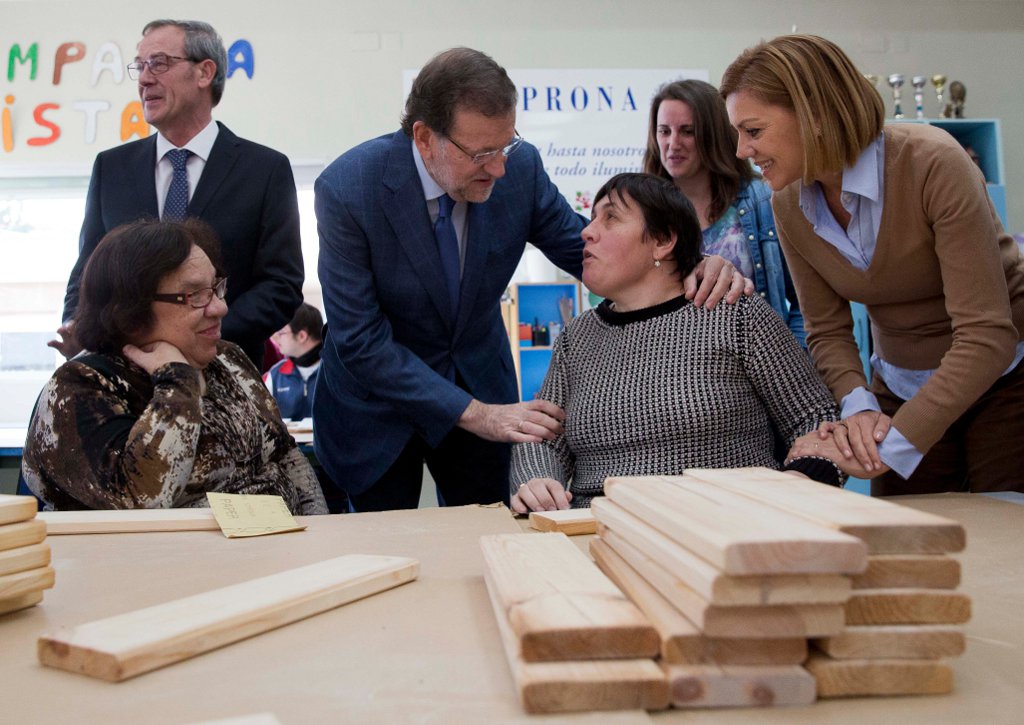 Mariano Rajoy y María Dolores de Cospedal, en Albacete fotografiándose con dependientes.