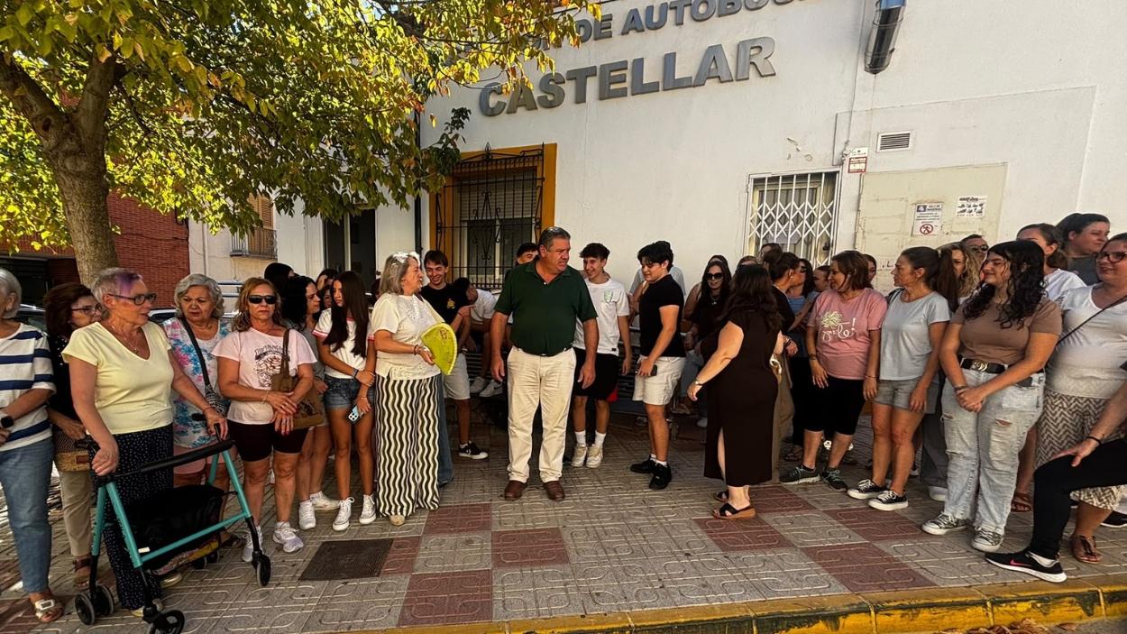 Familias afectadas por los problemas en las líneas de transporte escolar se concentran en Castellar, uno de los municipios que han perdido el autobús que trasladaba a los alumnos