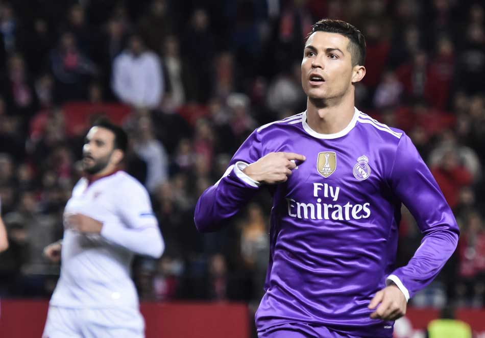 El delantero portugués del Real Madrid Cristiano Ronaldo celebra un gol en el estadio Ramón Sánchez-Pizjuán, en Sevilla.