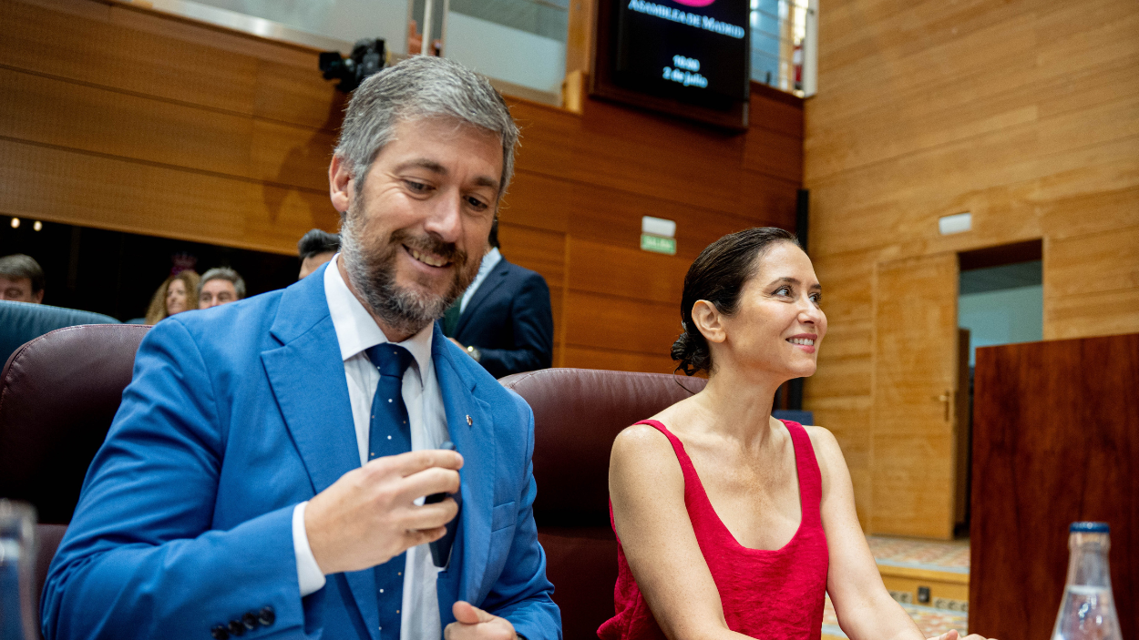 El consejero de Presidencia, Justicia y Administración Local, Miguel Ángel García Martín, junto a la presidenta de la Comunidad de Madrid, Isabel Díaz Ayuso, en la Asamblea. EP