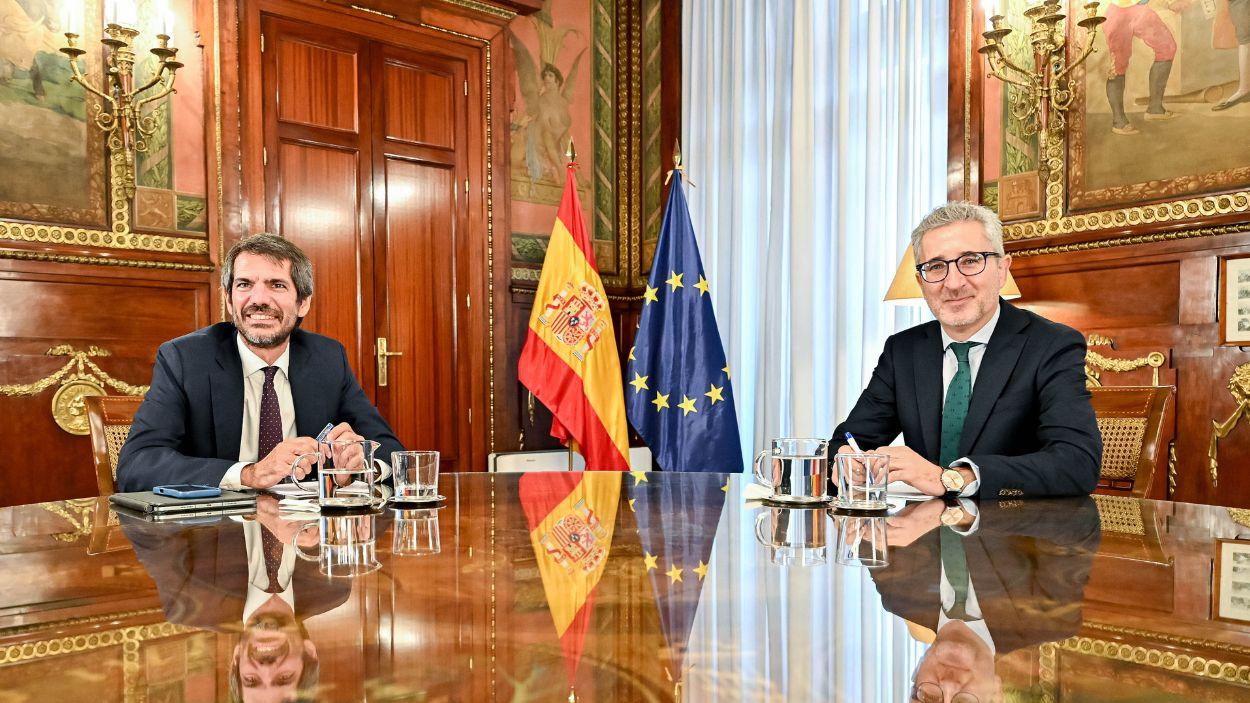 El ministro de Hacienda, Arcadi España (d), y el ministro de Cultura, Ernest Urtasun (i), durante una reunión en la sede del Ministerio de Hacienda. EP.