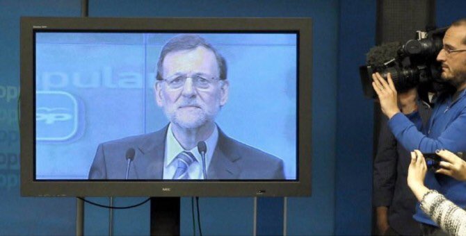 Mariano Rajoy comparece a través de un plasma en la sede del Partido Popular, en Génova.