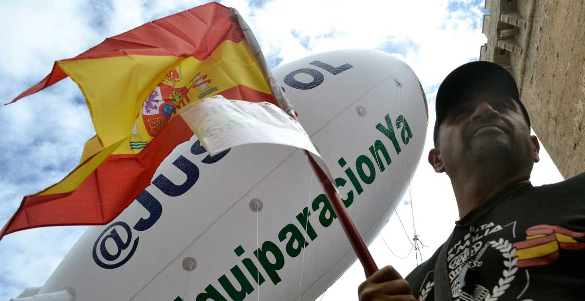 Cientos de agentes del Cuerpo Nacional de Policía y de la Guardia Civil convocados por la Asociación Nacional Justicia Salarial para la Policía (Jusapol), durante una manifestación en Valencia. 