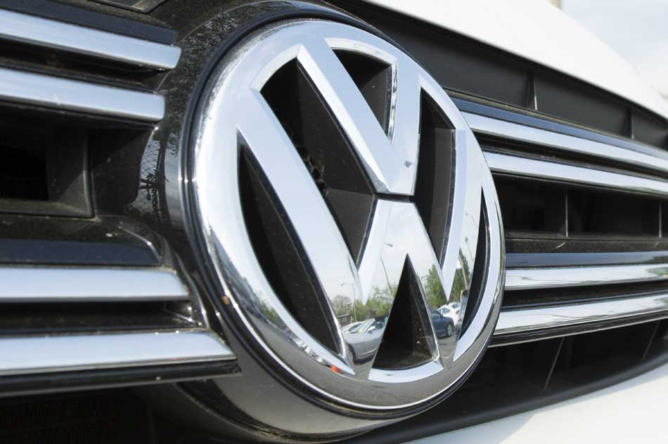 Un logotipo del fabricante de automóviles alemán Volkswagen
