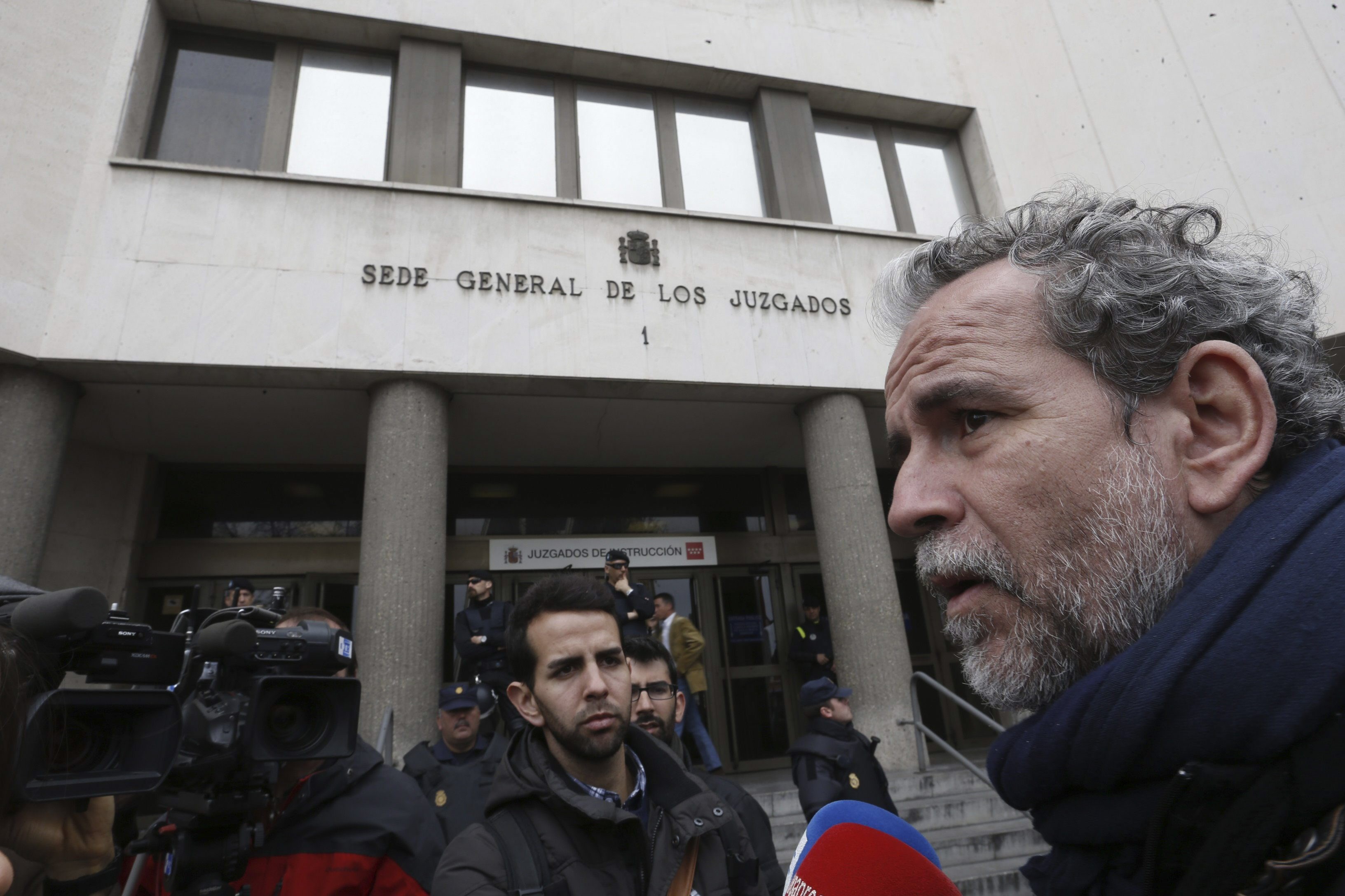 El actor Willy Toledo, junto a los juzgados de Plaza de Castilla.