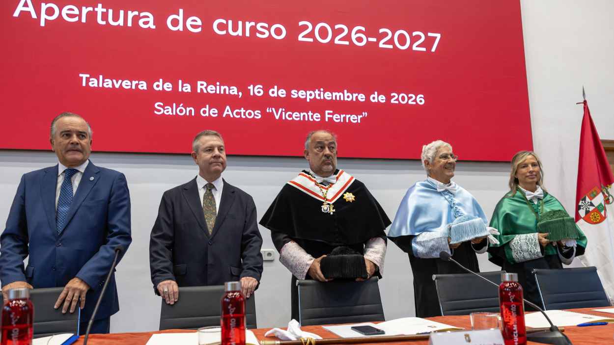 El rector de la UCLM, José Julián Garde, y el presidente de Castilla-La Mancha, Emiliano García-Page, han presidido el acto de apertura del curso 2026-2027. JCCM.