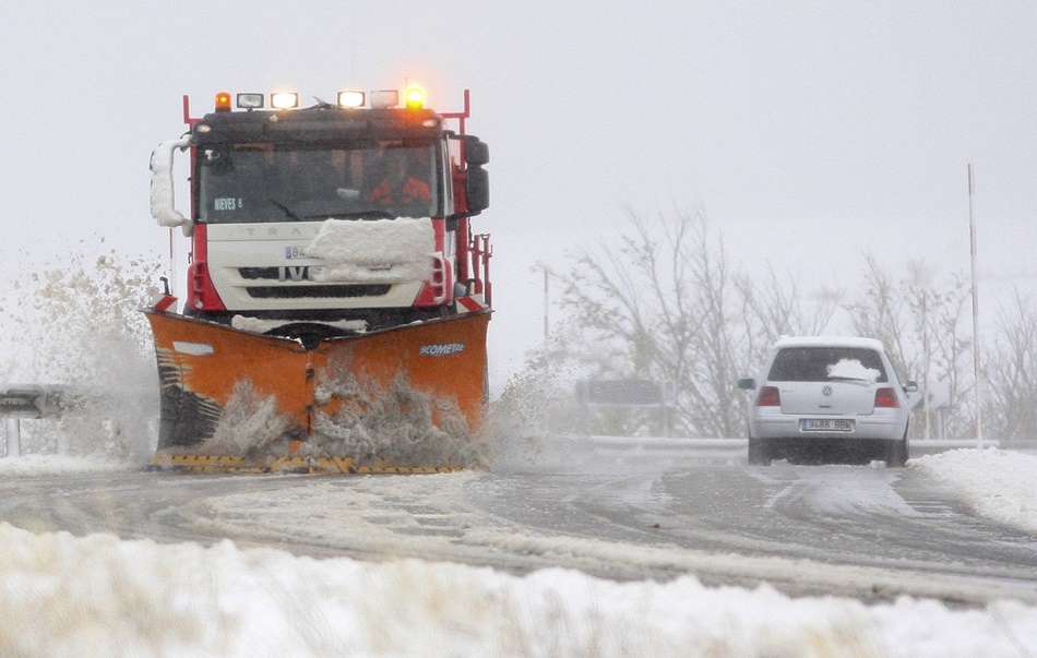 Una máquina quitanieves despeja una carretera durante un temporal de nieve en Castilla y León. 