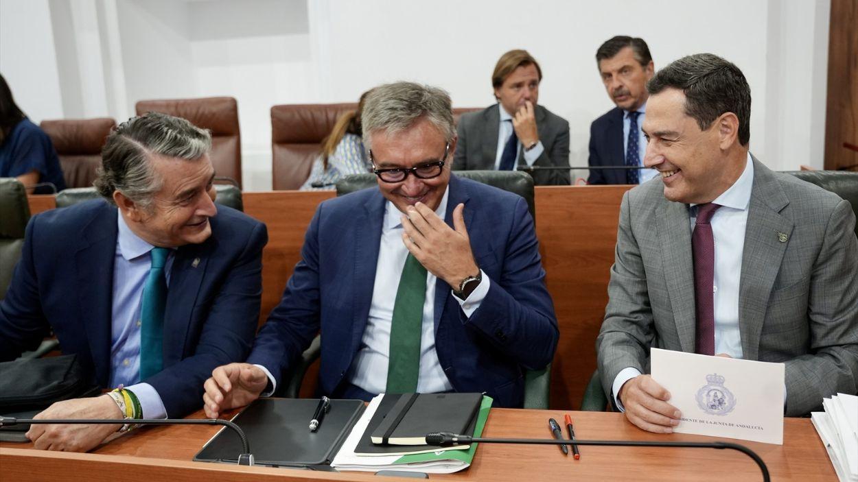 El presidente de la Junta de Andalucía, Juanma Moreno (d), y los vicepresidentes primero y segundo, Antonio Sanz (i) y Manuel Gavira (d), en la primera jornada del Pleno del Parlamento andaluz / EP