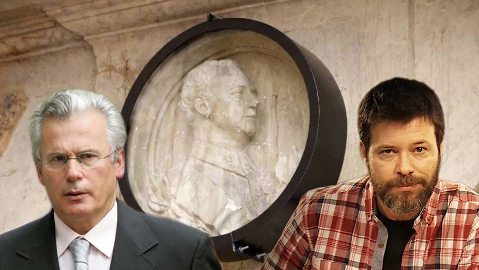 Baltasar Garzón y Héctor de Miguel 'Quequé' con el Medallón de Franco en Salamanca