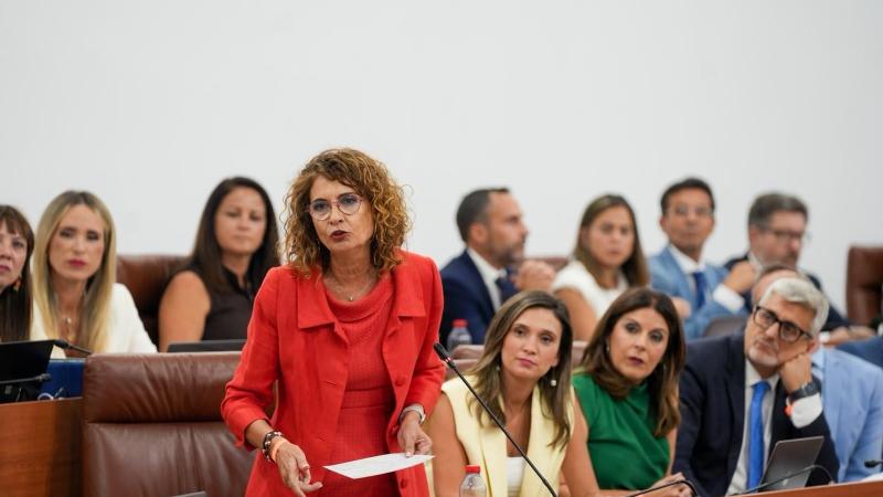 La secretaria general del PSOE-A, María Jesús Montero, se dirige al presidente de la Junta, Juanma Moreno, en el Pleno del Parlamento andaluz / EP La secretaria general del PSOE-A, María Jesús Montero, se dirige al presidente de la Junta, Juanma Moreno, en el Pleno del Parlamento andaluz / EP