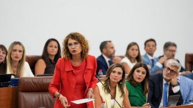 La secretaria general del PSOE-A, María Jesús Montero, se dirige al presidente de la Junta, Juanma Moreno, en el Pleno del Parlamento andaluz / EP