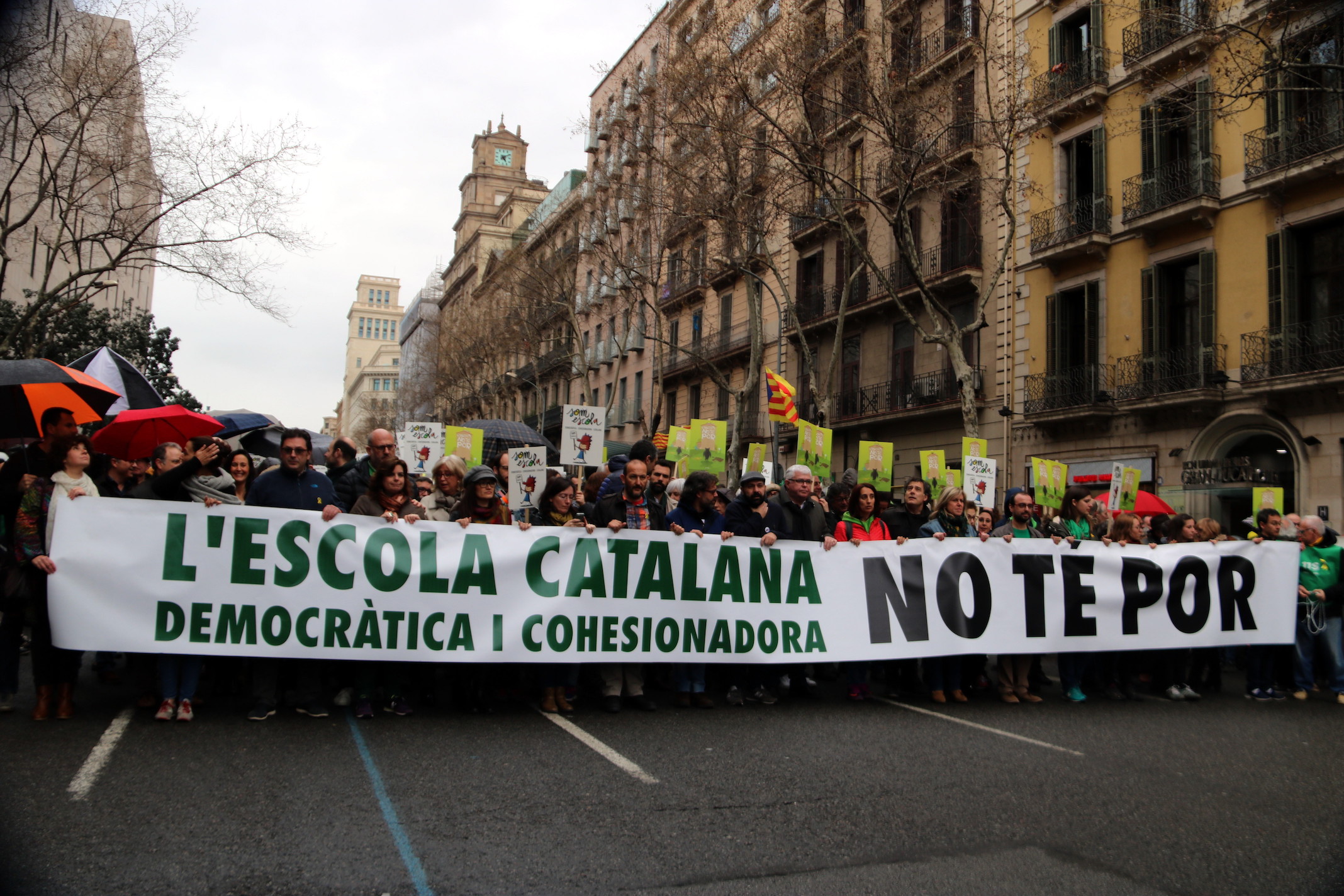Imagen de la cabecera de la manifestación en defensa del modelo de la escuela catalana.