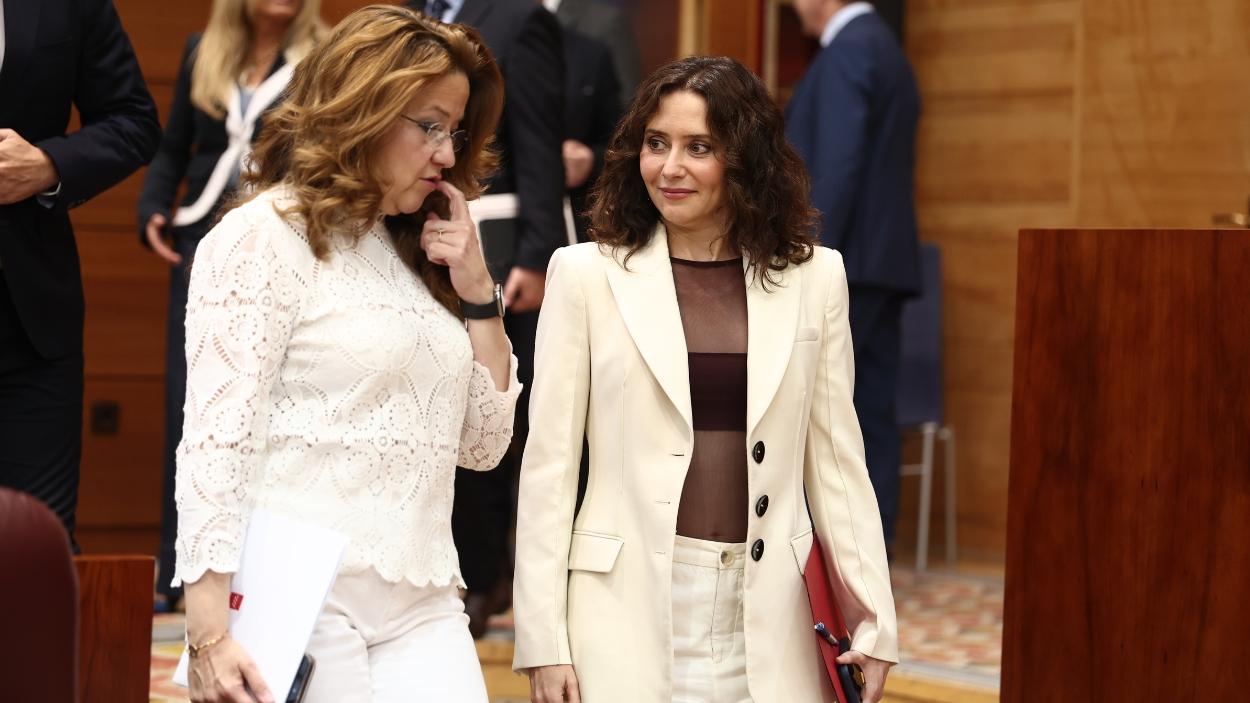 La presidenta de la Comunidad de Madrid, Isabel Díaz Ayuso, y la consejera de Sanidad, Fátima Matute, durante un pleno en la Asamblea de Madrid. EP.