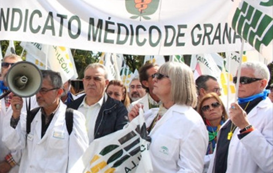 Médicos de toda España se manifiestan frente al Ministerio de Sanidad en 2015. 