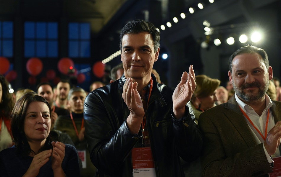 El líder del PSOE Pedro Sánchez, junto a la vicesecretaria general socialista, Adriana Lastra, y el secretario de Organización, José Luis Ábalos. 