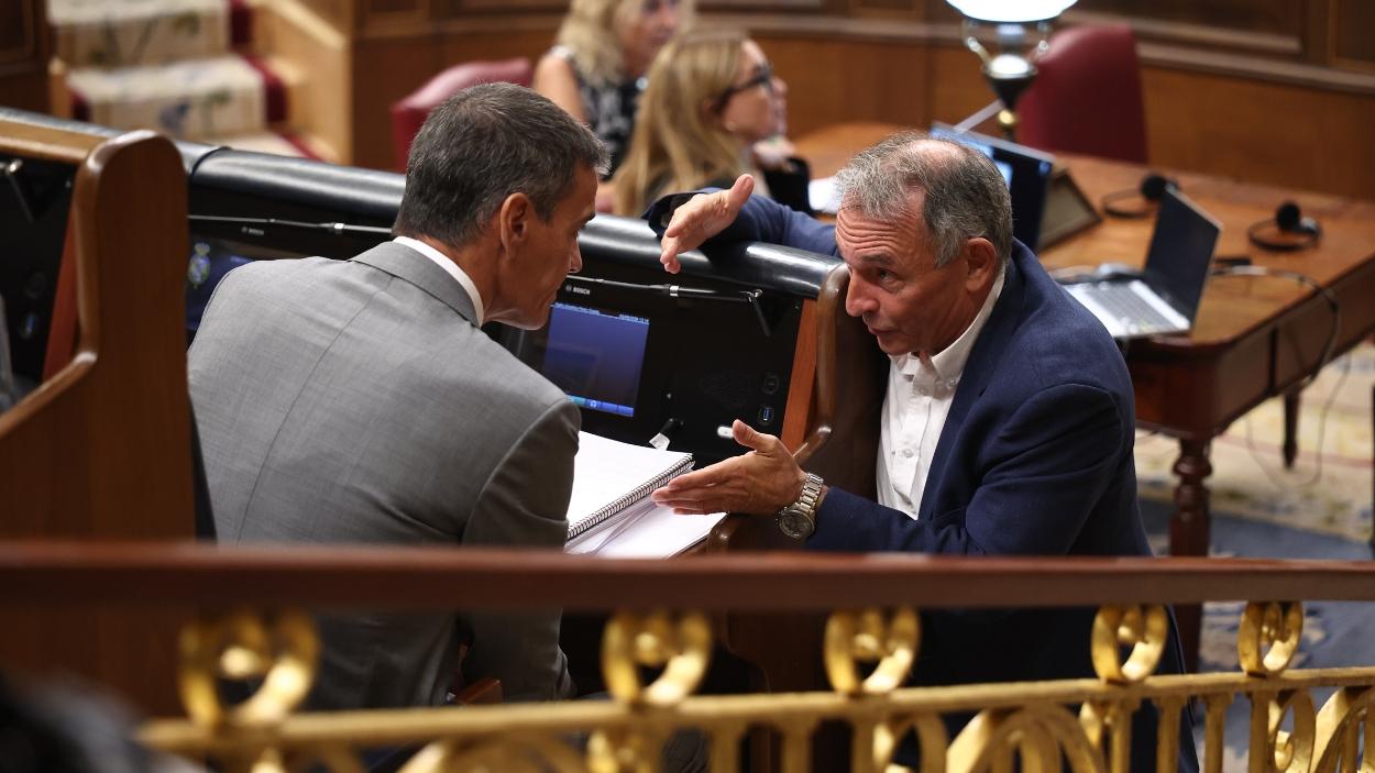 El presidente del Gobierno, Pedro Sánchez, y el diputado de Sumar Enrique Santiago, durante una sesión plenaria en el Congreso de los Diputados. EP.