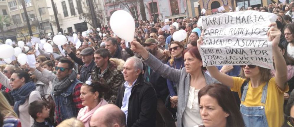 Manifestantes en la concentración de Huelva de este domingo.