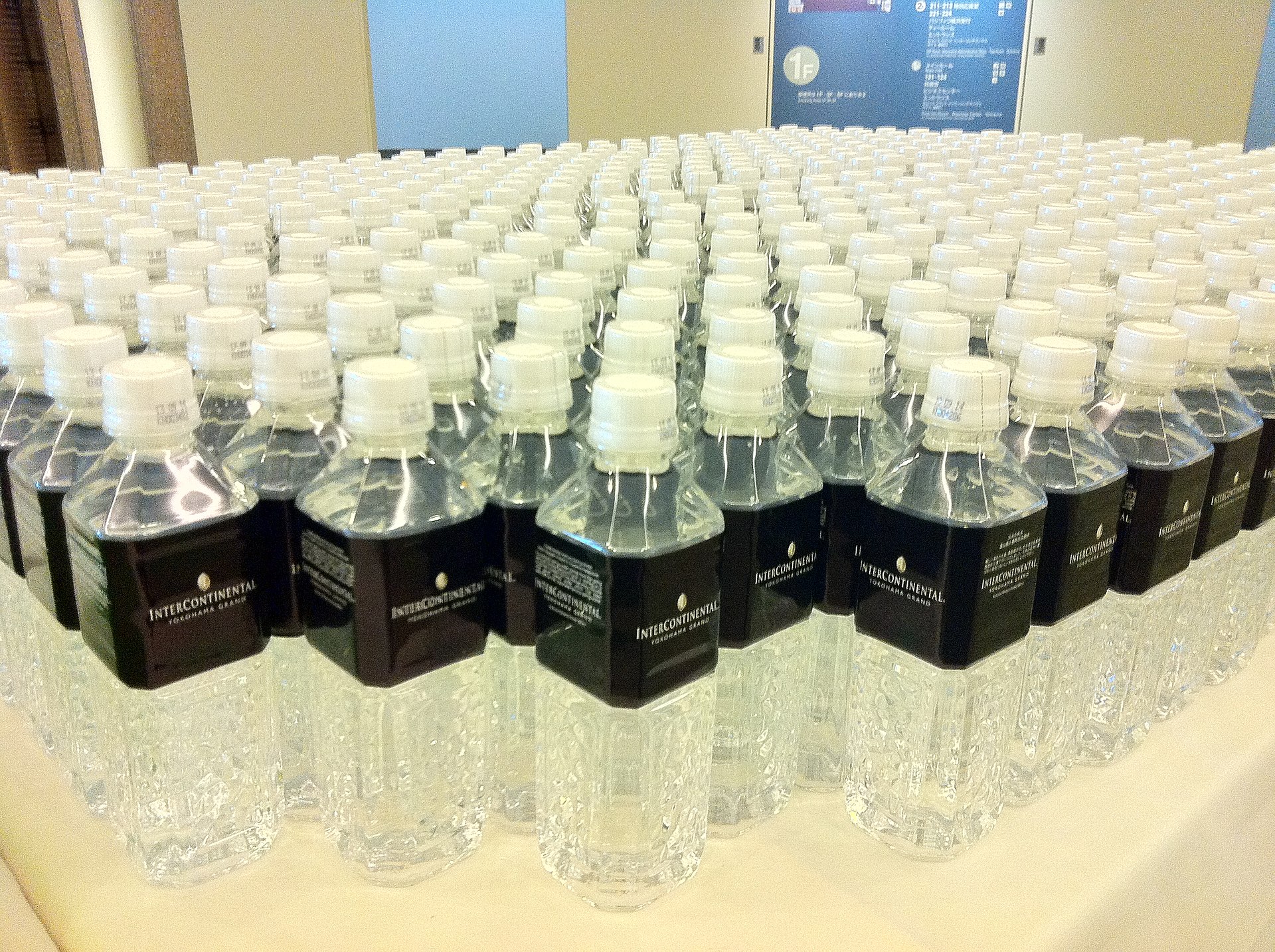 Botellas de agua del hotel Intercontinental