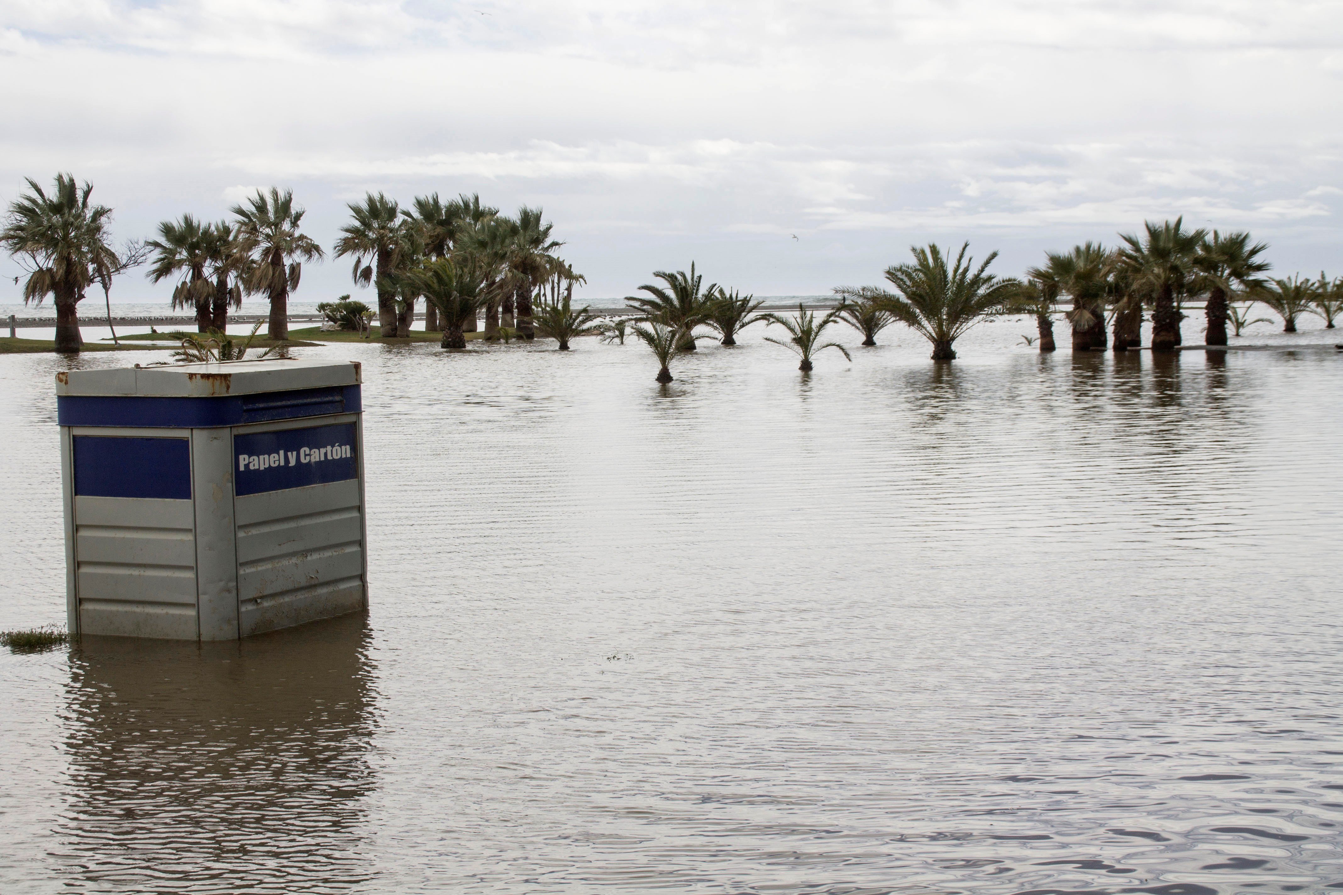 Playa inundada en Motril (Granada)
