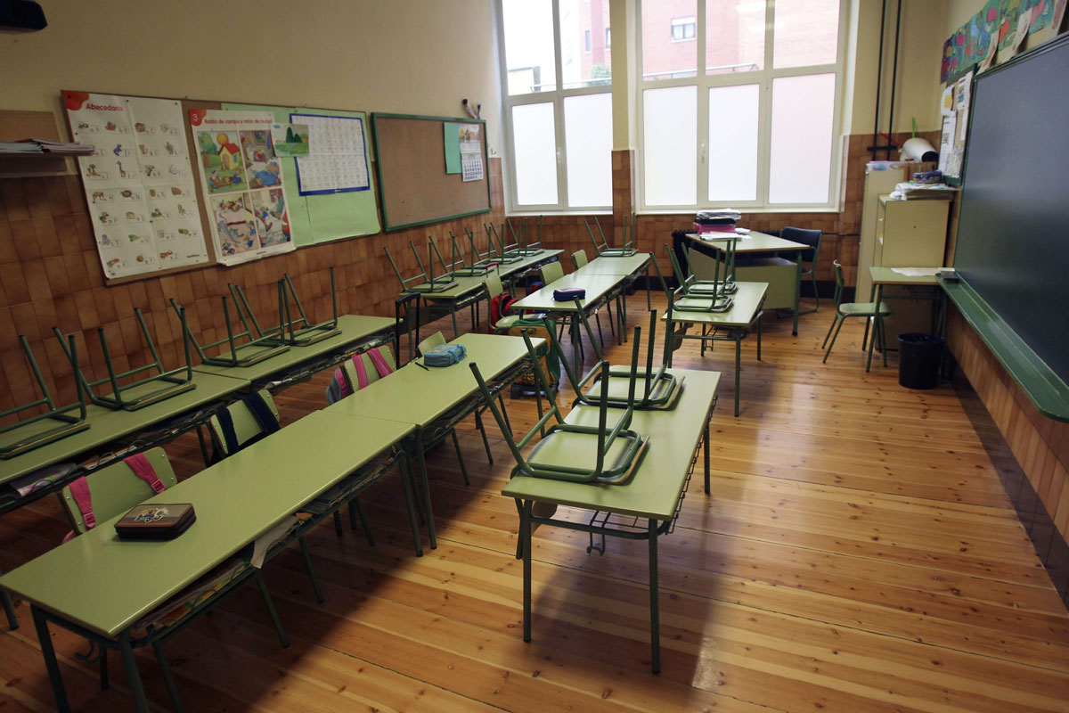 Vista de un aula vacía en el interior de un colegio.