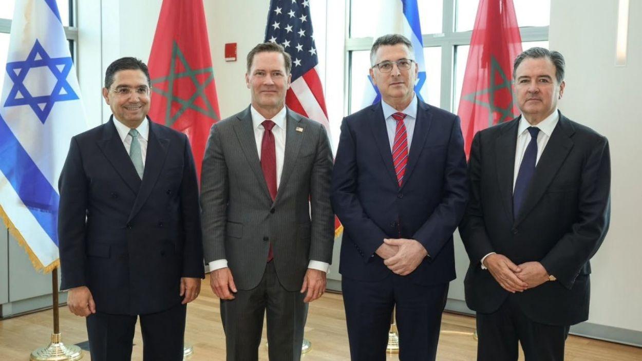 El ministro de Exteriores de Marruecos, Nasser Bourita, junto al embajador de EEUU ante la ONU, Mike Waltz, y el ministro israelí de Exteriores, Gideon Sa’ar, durante la reunión celebrada en Nueva York este 16 de septiembre. / Ministerio de Exteriores de Israel