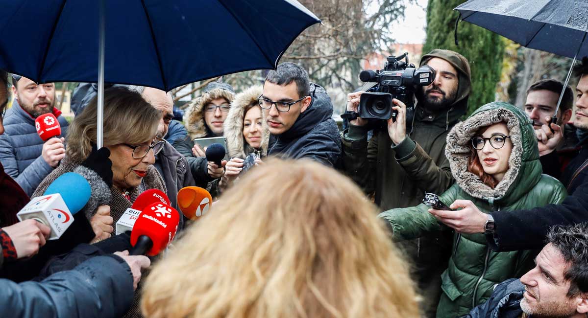 La alcaldesa de Madrid, Manuela Carmena, a su llegada hoy a la firma de un nuevo convenio para la gestión de la Ermita de San Antonio de la Florida, donde ha habido una improvisada rueda de prensa. 