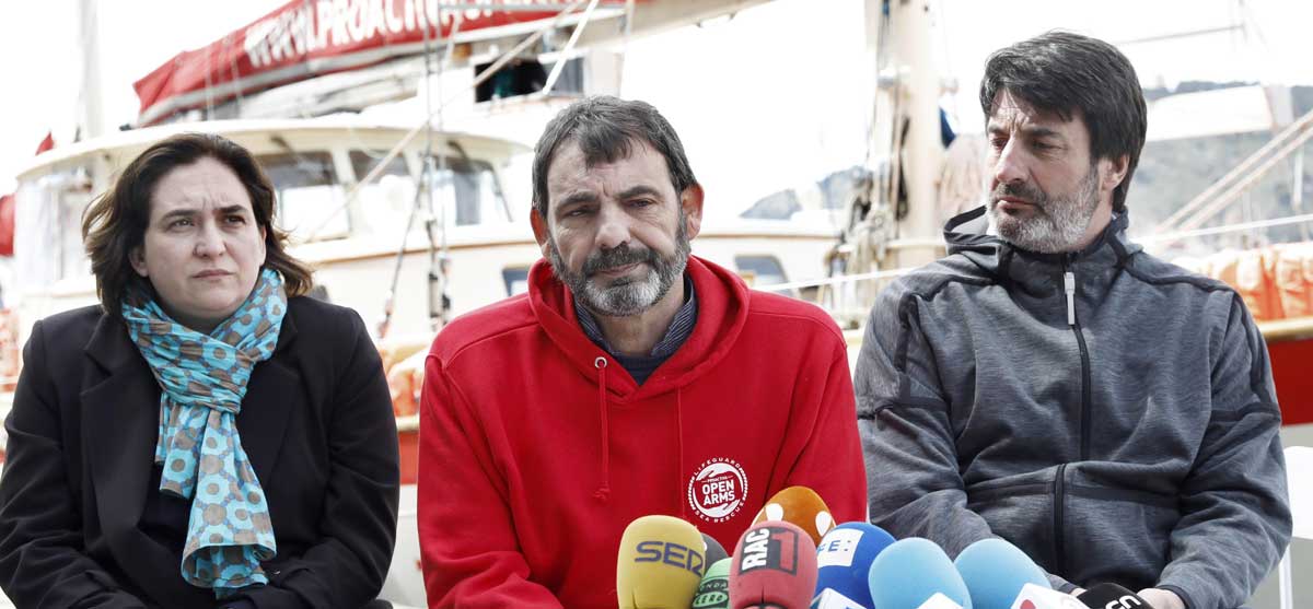 El fundador de la ONG Pro Activa Open Arms, Òscar Camps (c), acompañado de la alcaldesa de Barcelona, Ada Colau (i), y el ex presidente del Joventut de Badalona, Jordi Villacampa (d), , durante la rueda de prensa de hoy. 