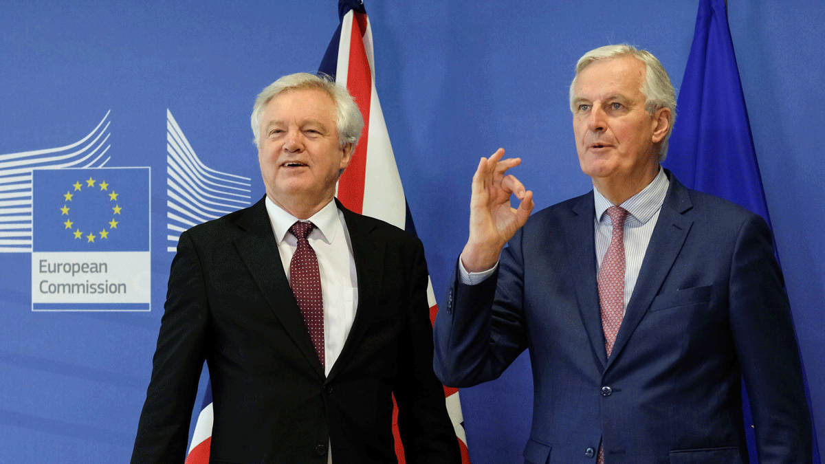 El jefe negociador de la Unión Europea para el brexit, Michel Barnier, recibe al ministro para la salida del Reino Unido de la UE, David Davis EFE