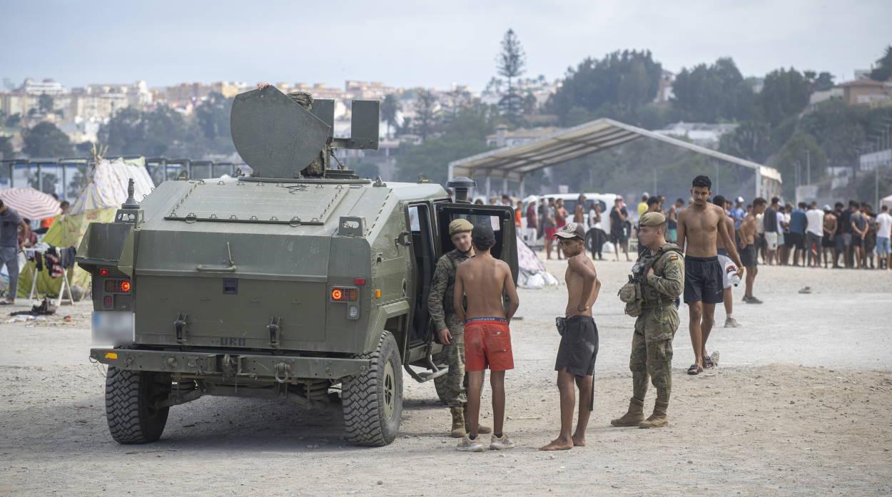 Militares patrullan el asentamiento de migrantes en la playa El Trampolín, a 14 de septiembre de 2026, en Ceuta. EP.