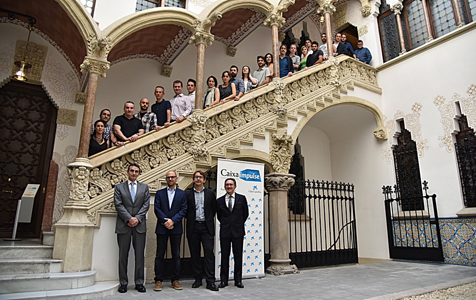 De izda. a dcha. Marcelino Armenter, presidente de Caixa Capital Risc; Josep Maria Font y Andreu Martinez, investigadores; y Jaume Giró, director general de la Fundación Bancaria "la Caixa".