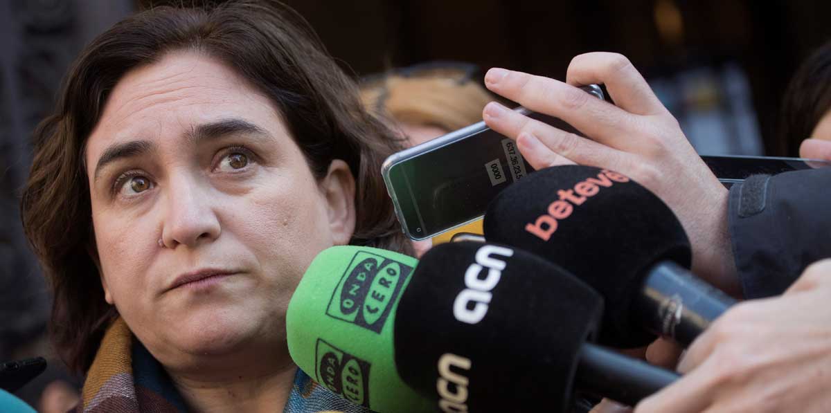 La alcaldesa de Barcelona, Ada Colau, atiende a los medios. 