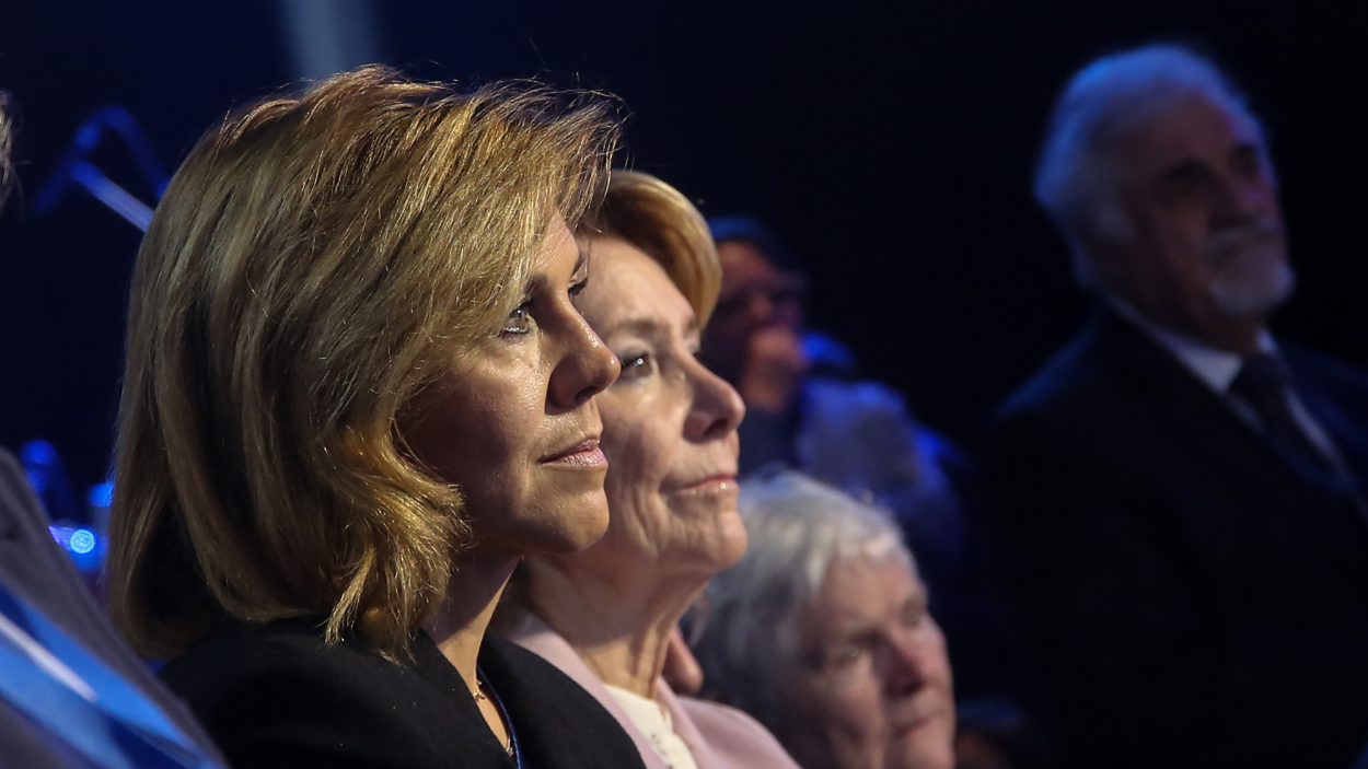 La exministra de Defensa y secretaria general del PP, María Dolores de Cospedal, y la expresidenta de la Comunidad de Madrid Esperanza Aguirre. Archivo EP