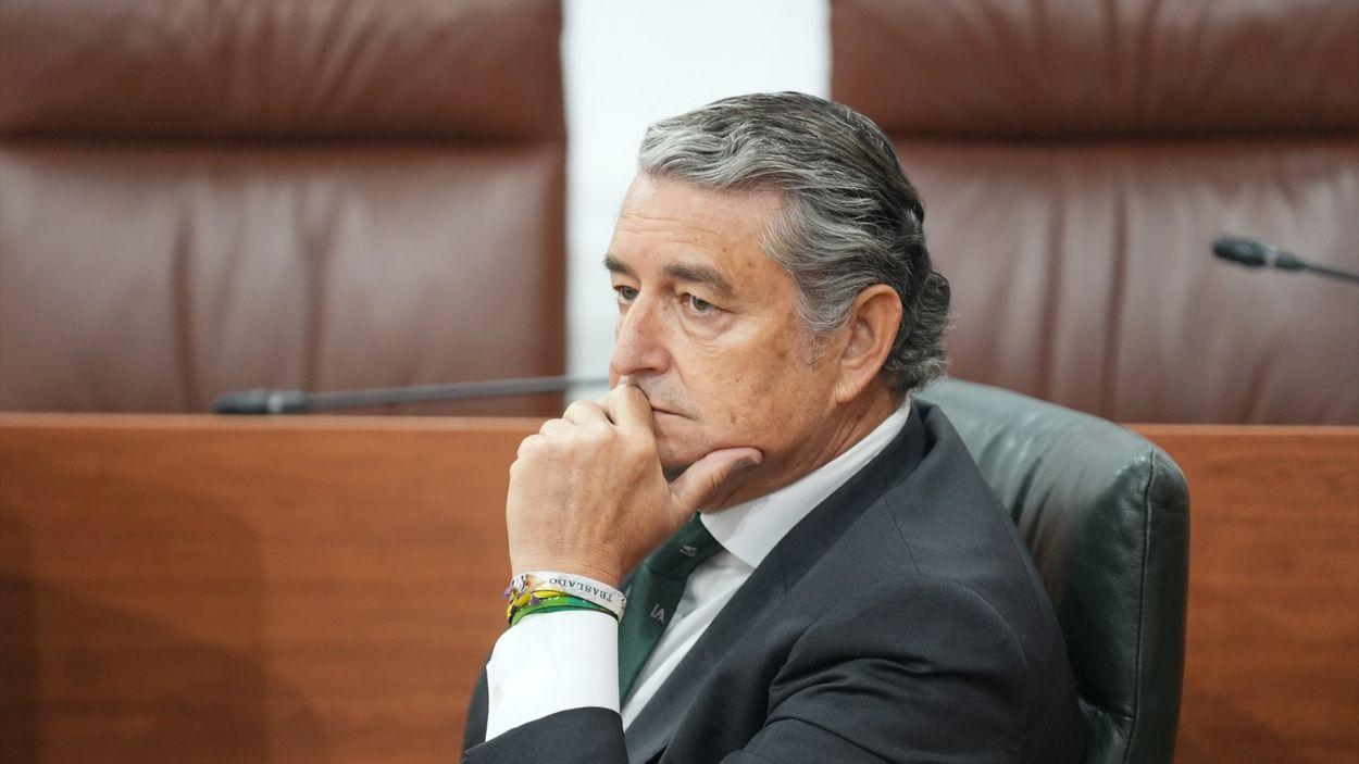 El vicepresidente primero y consejero de Presidencia, Sanidad y Emergencias, Antonio Sanz, durante la segunda jornada del Pleno del Parlamento andaluz / EP