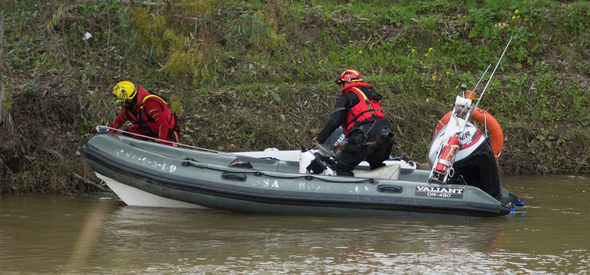 Bomberos durante las labores de búsqueda en el arroyo donde desapareció el Guardia Civil de Guillena (Sevilla) que intentó socorrer a una pareja que quedó atrapada en su vehículo. 