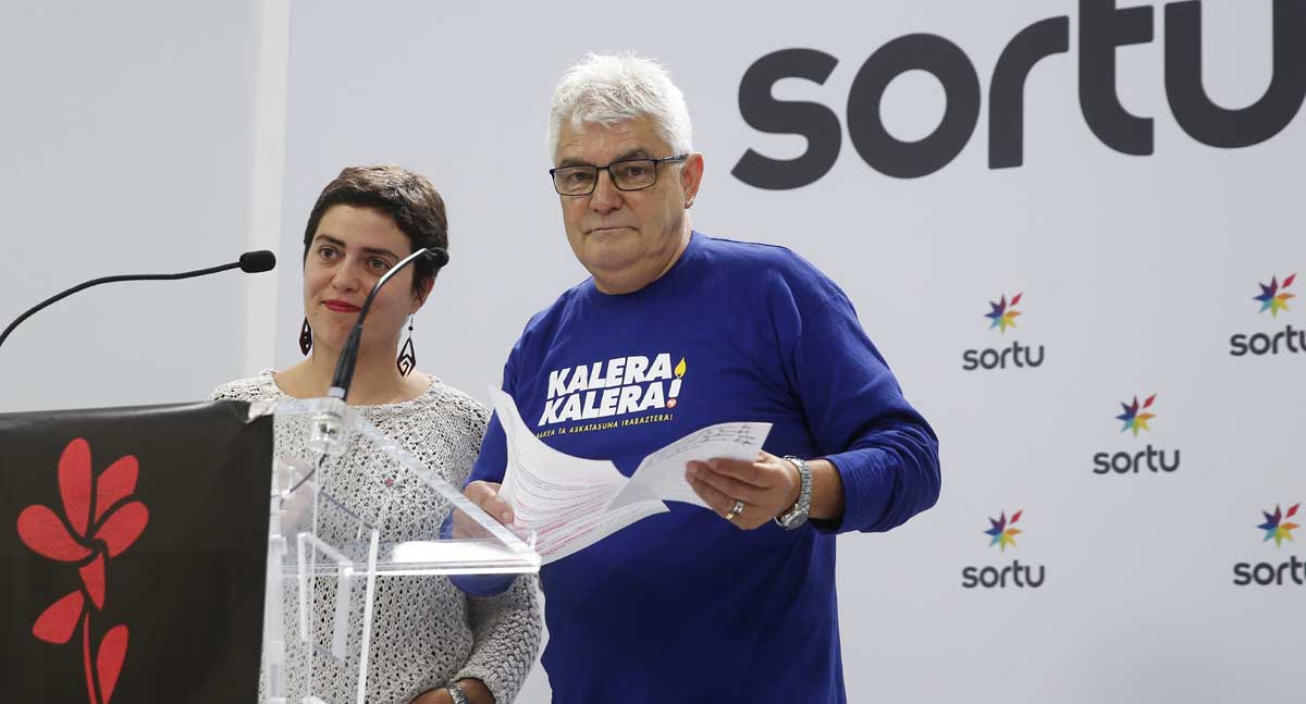 El expreso de ETA José Antonio López Ruiz "Kubati" y la dirigente de Sortu Ohiana Garmendia durante una rueda de prensa en San Sebastián. 