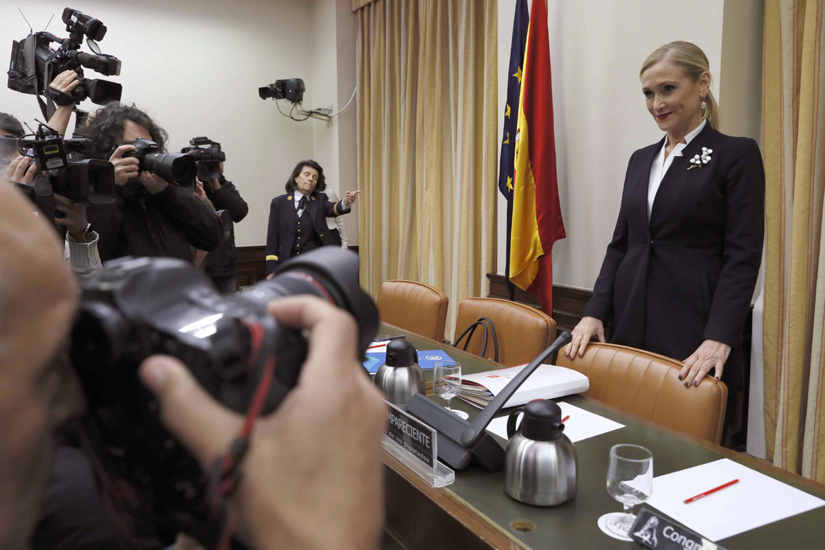 La presidenta de la Comunidad de Madrid, Cristina Cifuentes, en los momentos previos a su comparecencia en la Comisión de Investigación sobre la supuesta financiación ilegal del Partido Popular.
