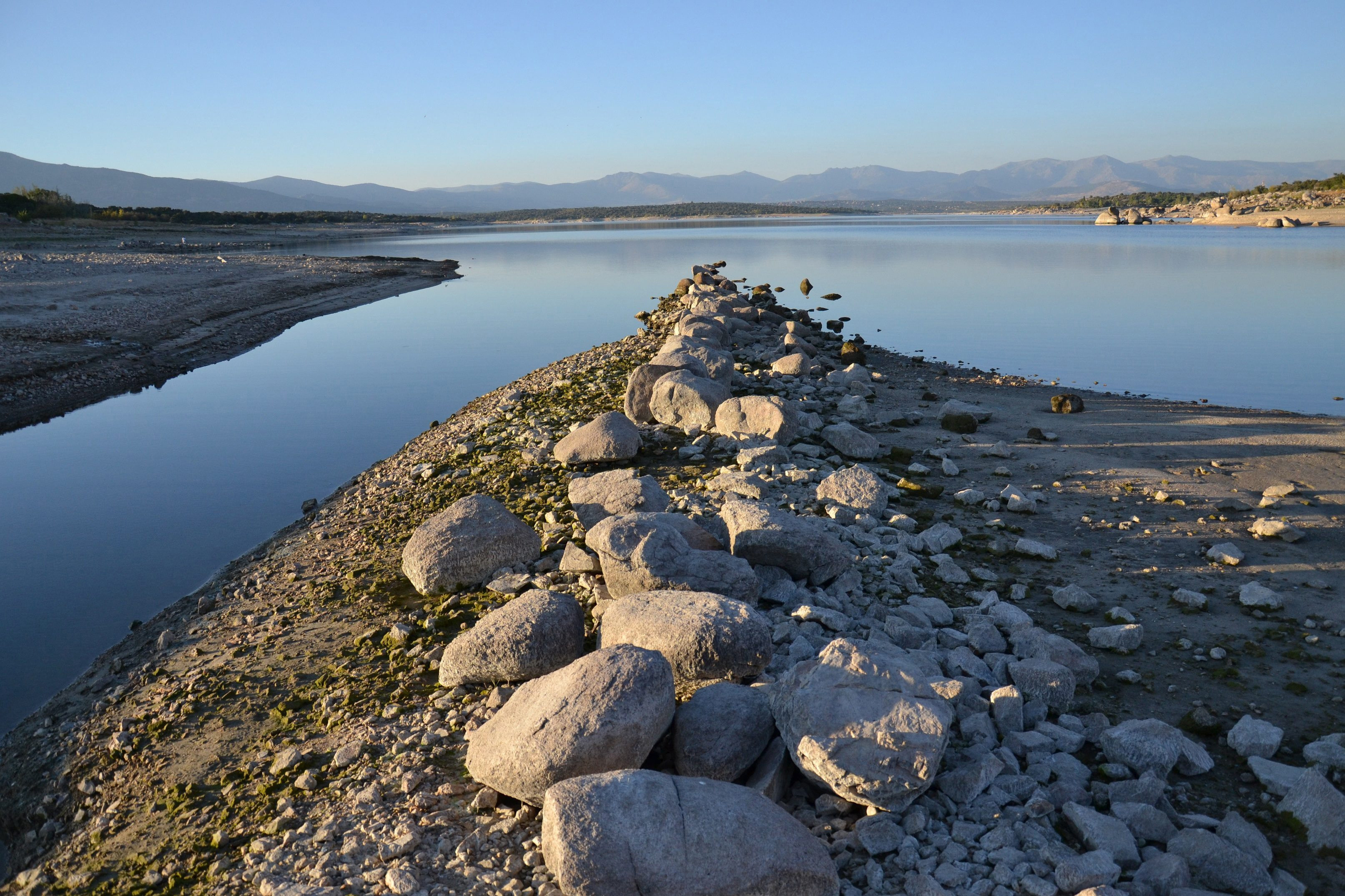 En la foto, imagen del embalse de Valmayor.