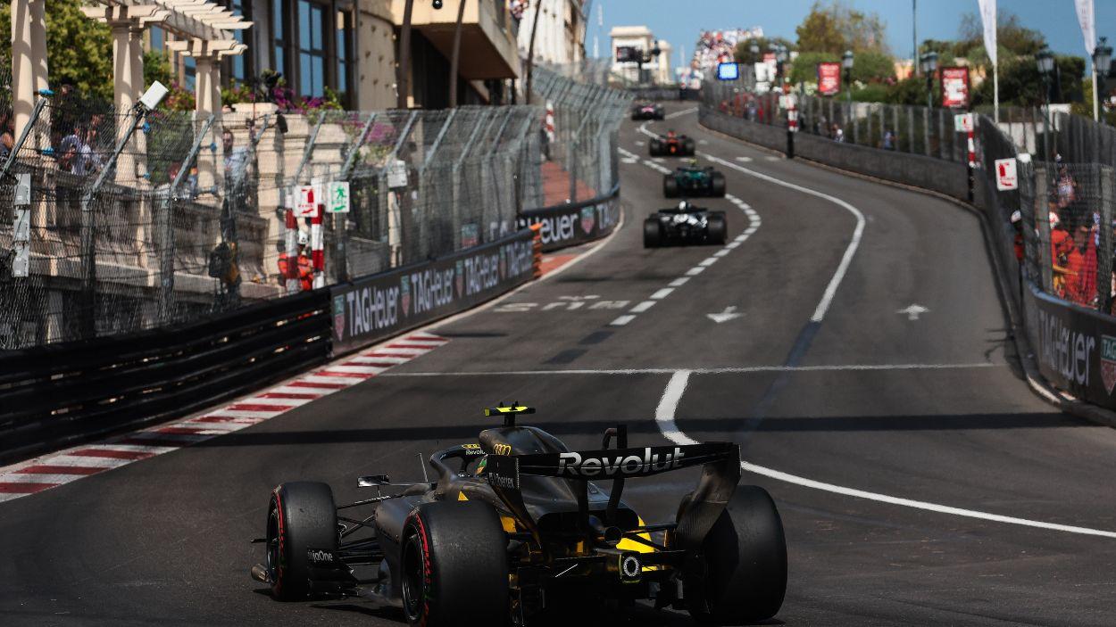 Diferentes coches de la F1 durante el circuito de Mónaco, en Montecarlo. EP.