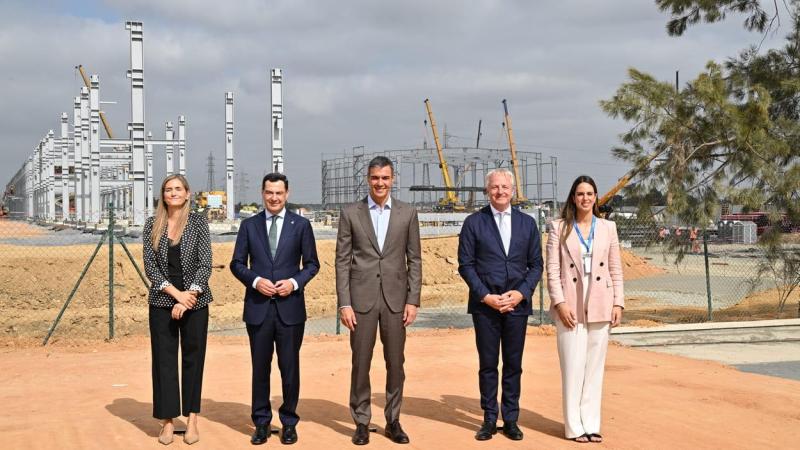 Pedro Sánchez (c), Juanma Moreno (2i) y Maarten Wetselaar (2d), durante la presentación del proyecto del Valle Andaluz del Hidrógeno Verde de Moeve Pedro Sánchez (c), Juanma Moreno (2i) y Maarten Wetselaar (2d), durante la presentación del proyecto del Valle Andaluz del Hidrógeno Verde de Moeve