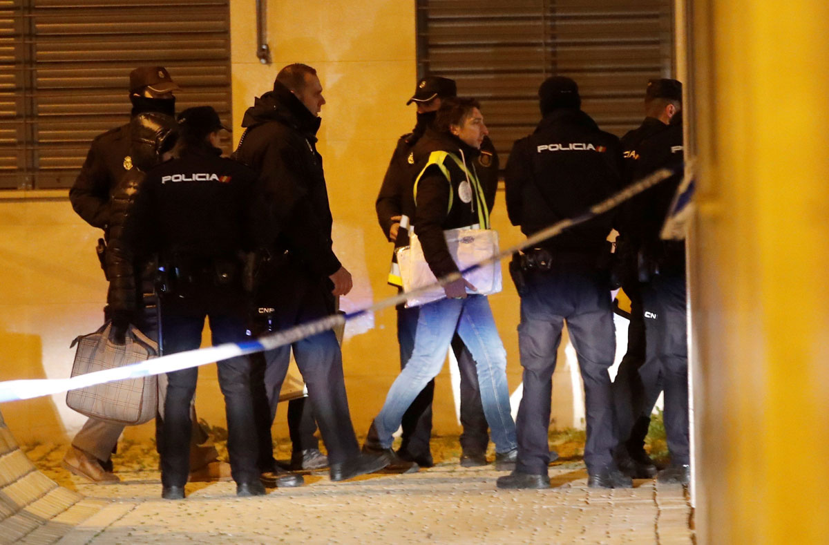 Miembros del la policía científica se han desplazado a la calle Benjamín Palencia de Getafe, donde han fallecido los dos menores. 