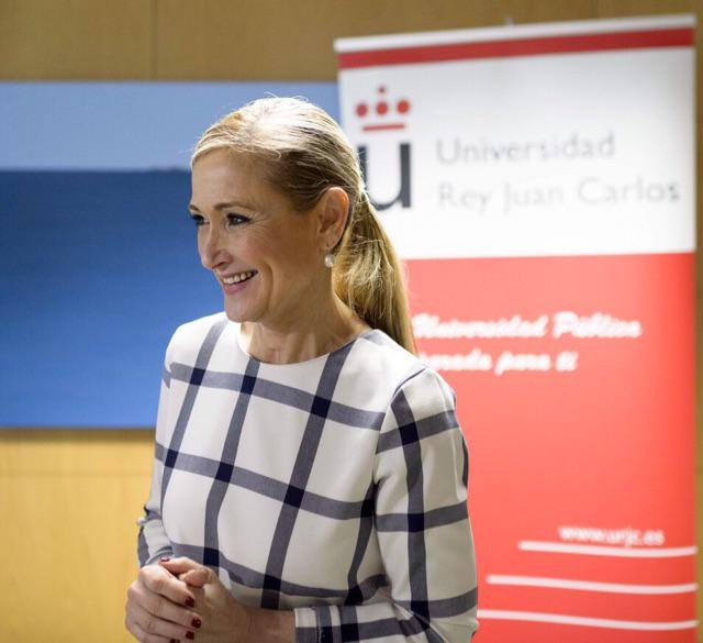 Cristina Cifuentes posa con el logo de la Universidad Rey Juan Carlos I.