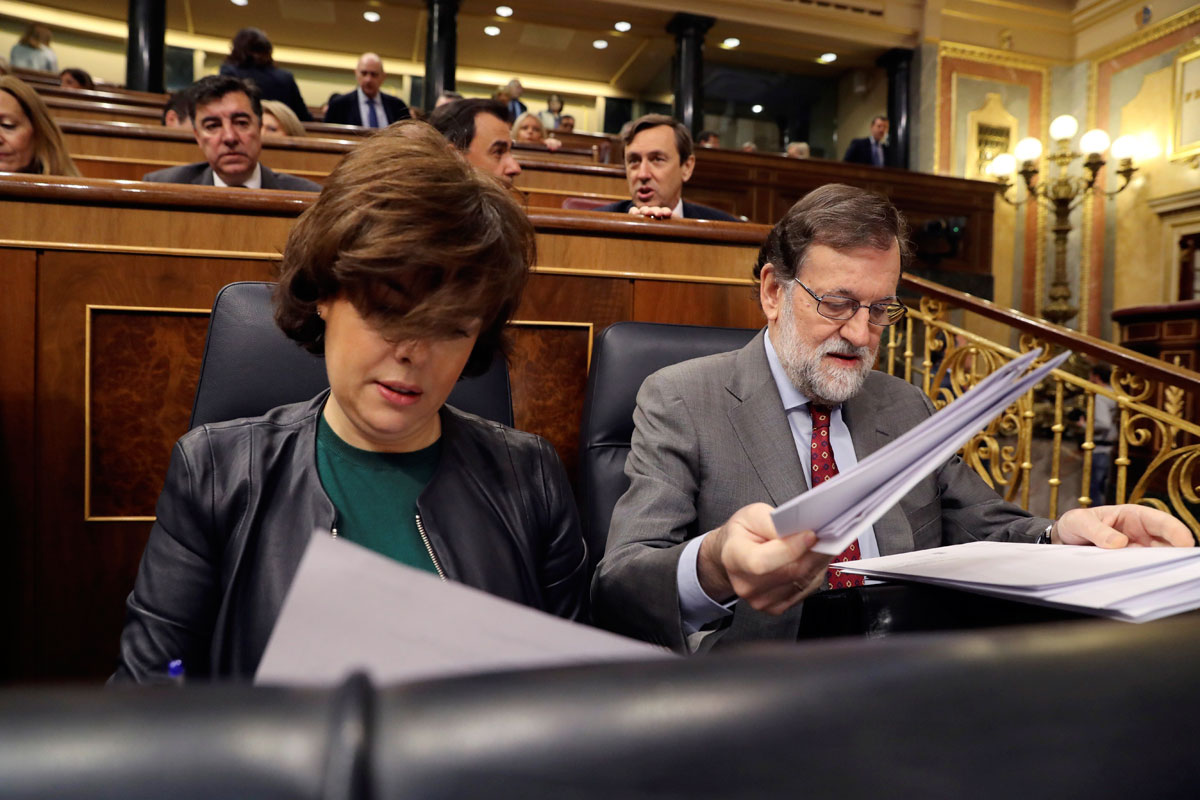 La vicepresidenta,  Soraya Sáenz de Santamaría, en el Congreso junto al presidente del Gobierno, Mariano Rajoy