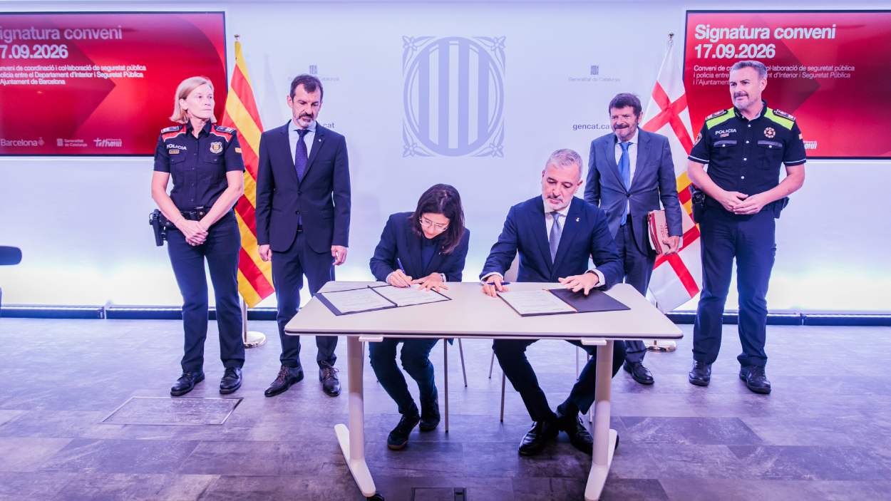 La consellera de Interior y Seguridad Pública de la Generalitat, Núria Parlon, y el alcalde de Barcelona, Jaume Collboni, en la firma del nuevo convenio de colaboración entre los Mossos d'Esquadra y la Guardia Urbana. Govern
