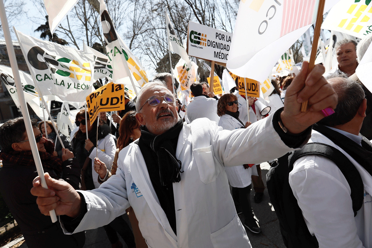 Médicos manifestándose contra los recortes. 