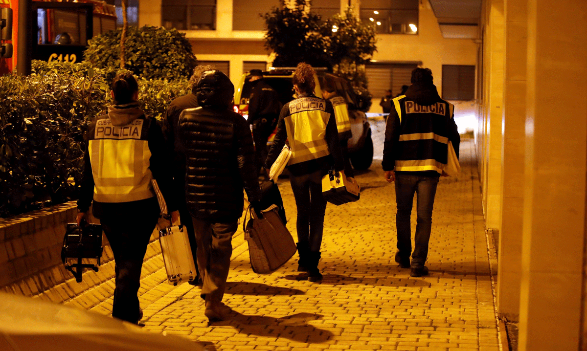 Miembros del la policía científica se han desplazado a la calle Benjamín Palencia de Getafe