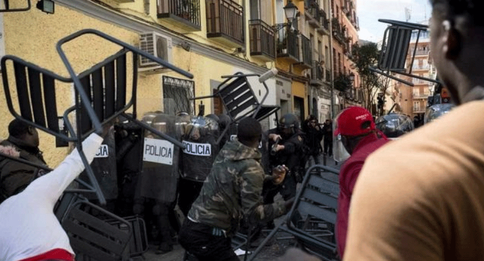 Enfrentamientos en Lavapiés seis días después de la muerte del mantero Mmame Mbaye